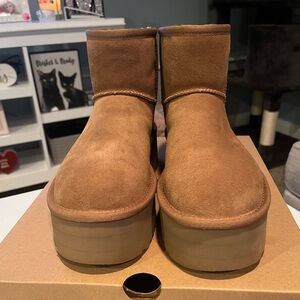 UGG classic mini platform size 7 in chestnut!